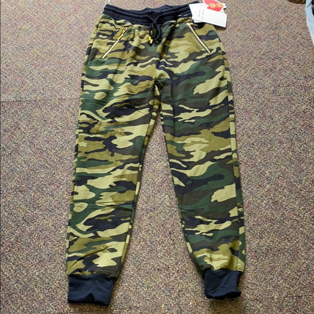 NWT soft comfy fleece camo joggers - all sizes